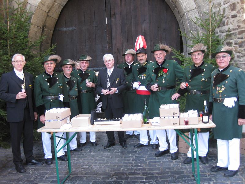 20100905-6383.JPG - Das Tem des Leutnantglieds am Niedertor. Hauptmann und König erweisen Ihre Reverenz.