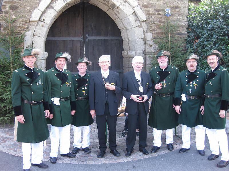 20100905-6392.JPG - Das Team des Oberleutnantglieds am Adenbachtor. Hauptmann und König erweisen Ihre Reverenz.