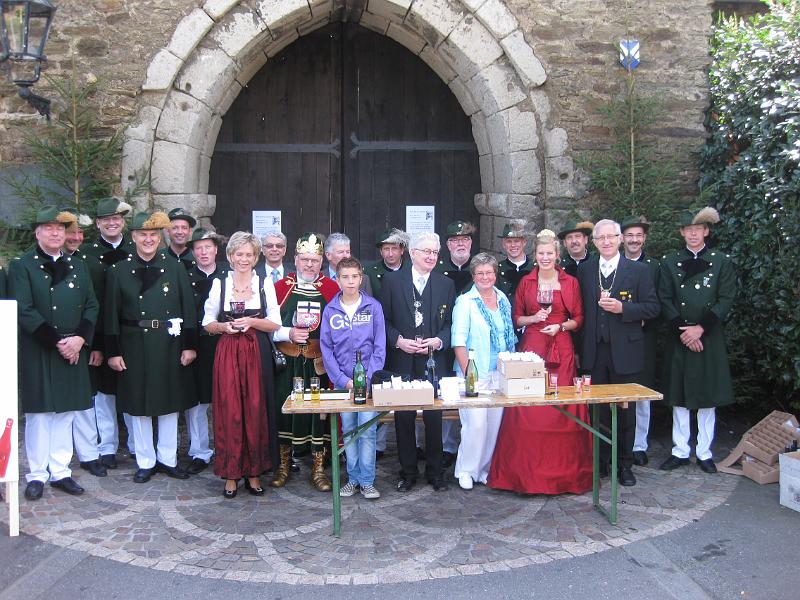 20100905-6397.JPG - Das Team des Oberleutnantglieds amAdenbachtor. Auch Burgundia Stefanie erweist den Schützen Ihre Reverenz.