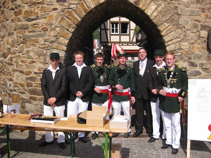 20100905-6406.JPG - Die Ahrweiler Junggesellenschützen bei der Torwache am Ahrtor. Hauptmann und König erweisen der Wache Ihre Reverenz.