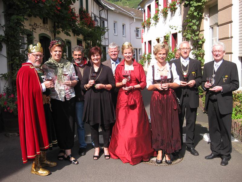 20100905-6410.JPG - Schützen und Weinprominenz vor dem Peter-Friedhofen-Haus am Obertor.