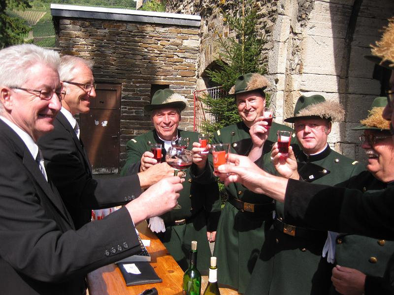 20100905-6415.JPG - Das Team des Fähnrichsglieds bei der Torwache am Obertor. Hauptmann und König erweisen Ihre Reverenz.