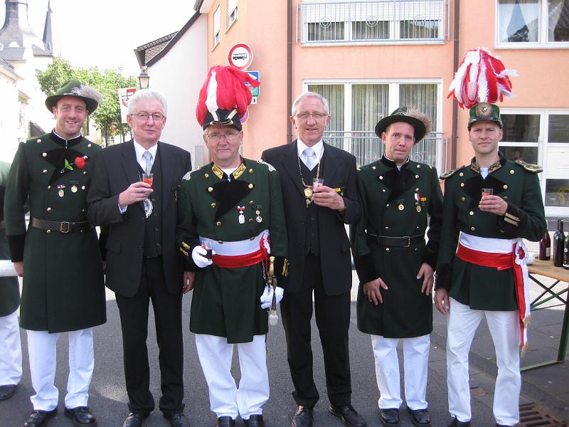 20100905-6418.JPG - Das Team des Hauptmannsglieds bei der Torwache an der Altenbaustraße. Hauptmann und König erweisen Ihre Reverenz.